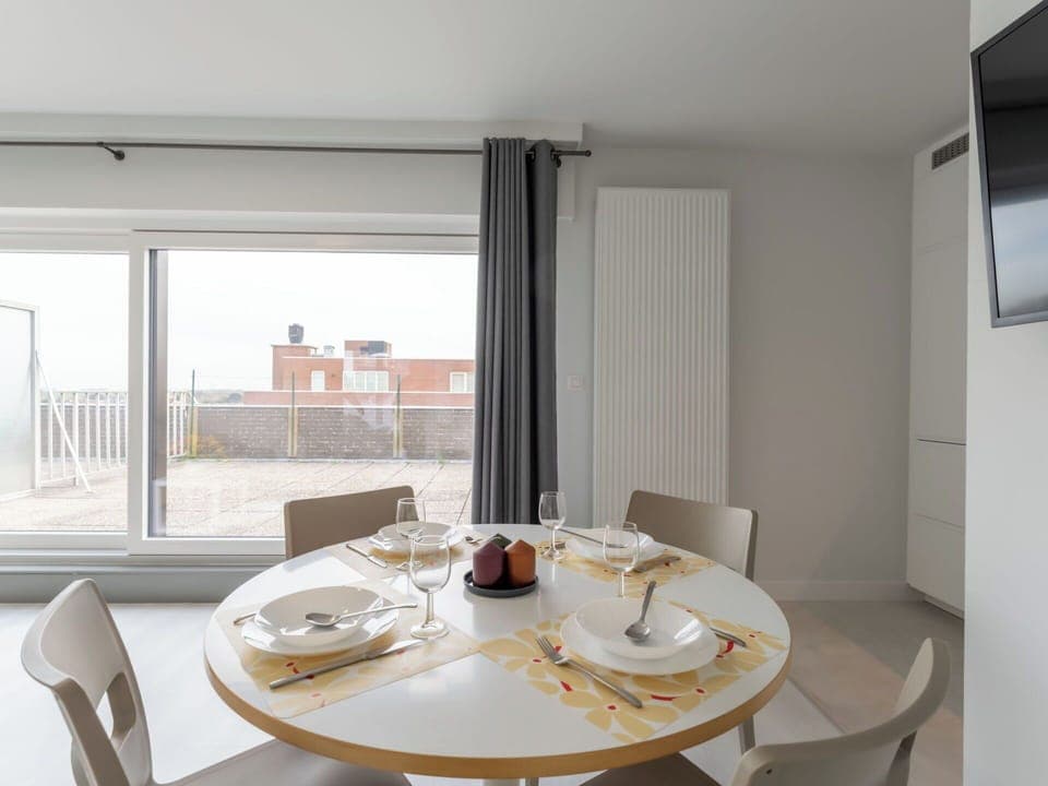 Interior Design, Wall, Flooring, Wood, Ceiling, Furniture, Floor, Room, Lighting, Apartment