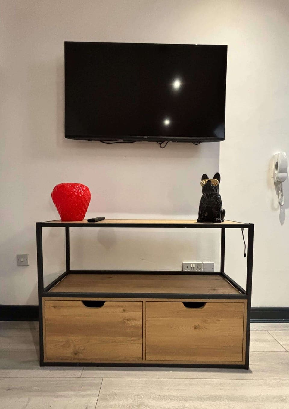 Enjoy Superfast Wi-Fi, 60" TV and Spacious Lounge with storage space