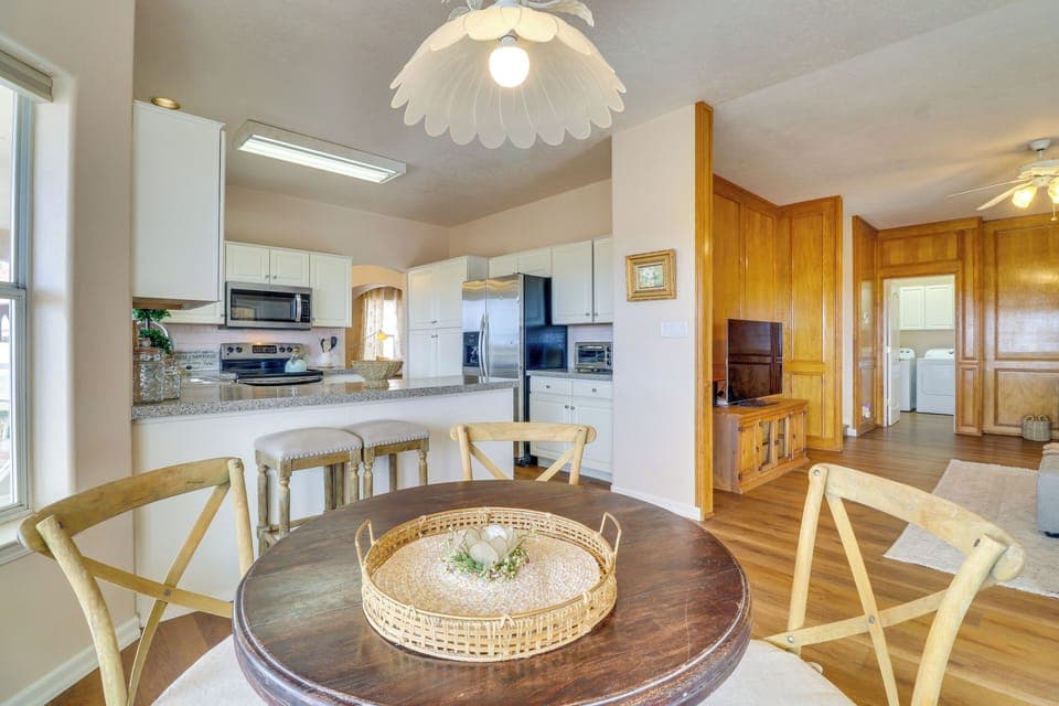 Kitchen | Dining Table | Central Air Conditioning/Heat