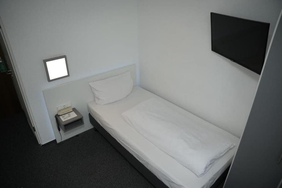 Single Room | Desk, laptop workspace