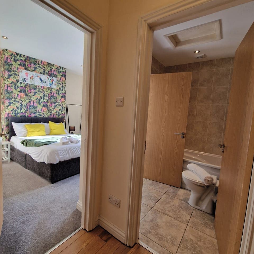 2 bedrooms, iron/ironing board, free WiFi, bed sheets