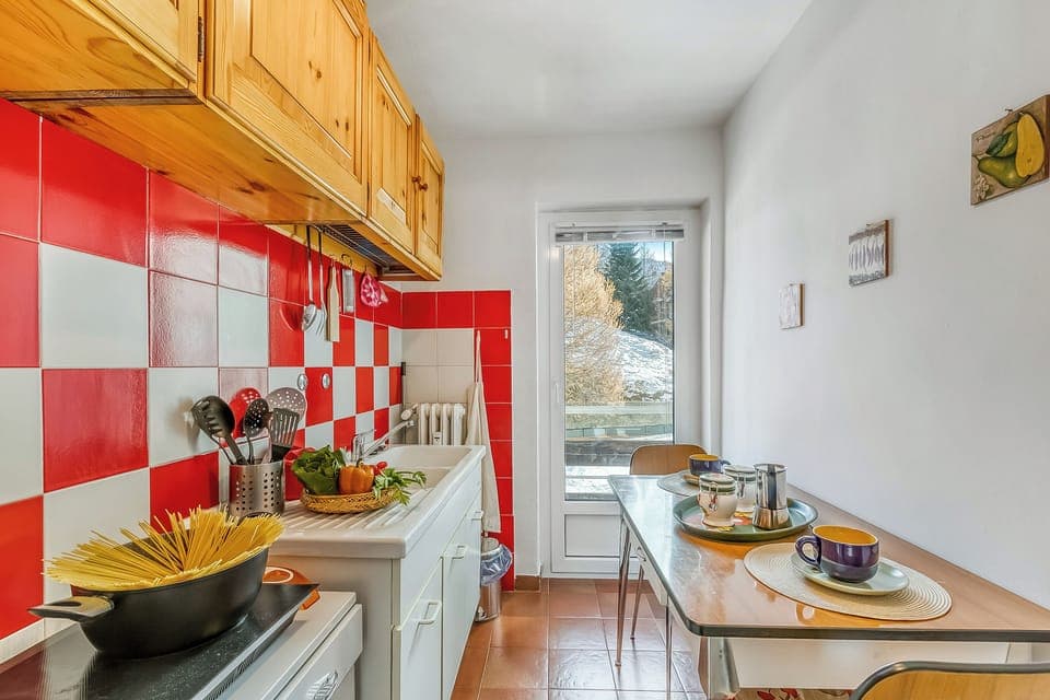 Standard Apartment, Multiple Bedrooms (Gran Roc 23) | Private kitchen | Fridge, microwave, stovetop, cookware/dishes/utensils