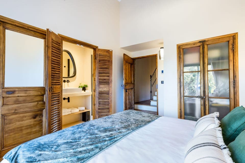 In-room safe, blackout drapes, free WiFi