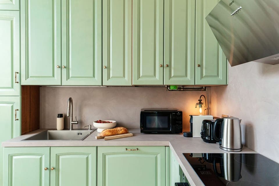 Full-size fridge, microwave, oven, stovetop