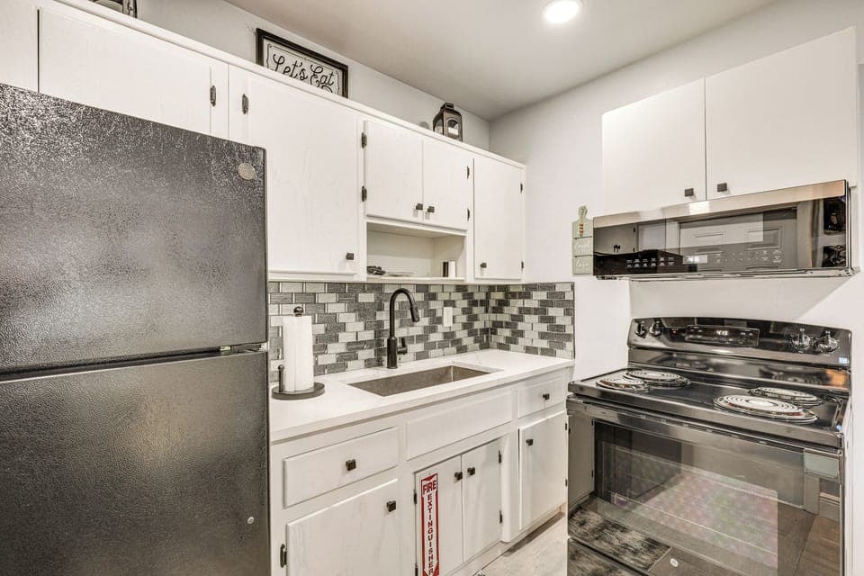 Property Interior | Central A/C & Heating | Free WiFi