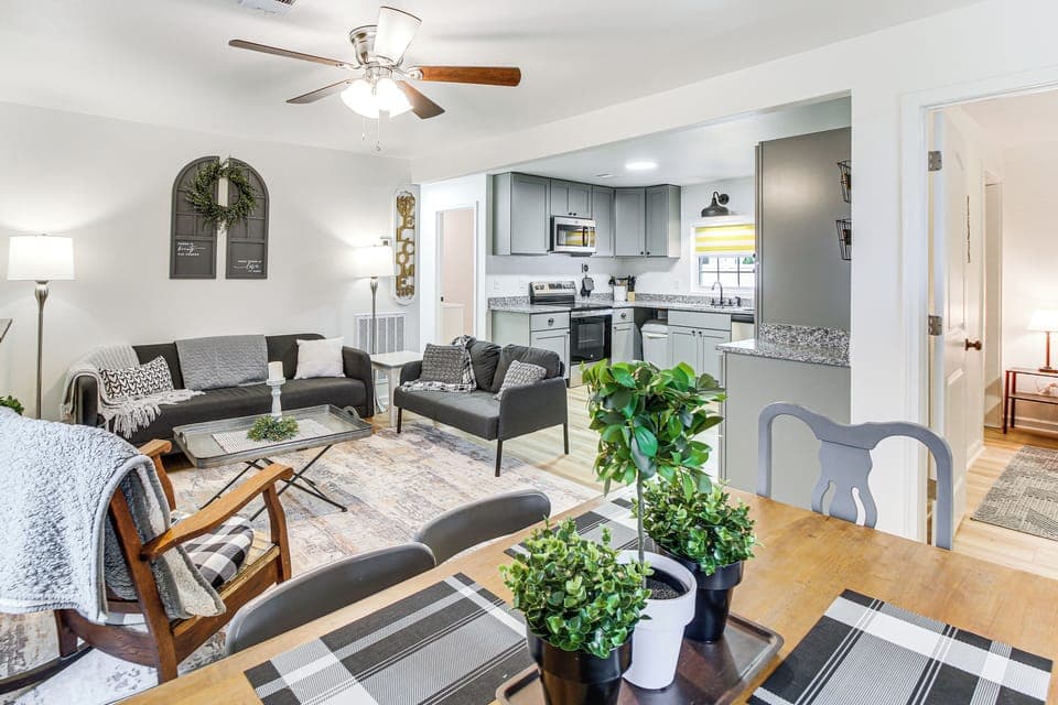 Dining Area | Central A/C & Heating