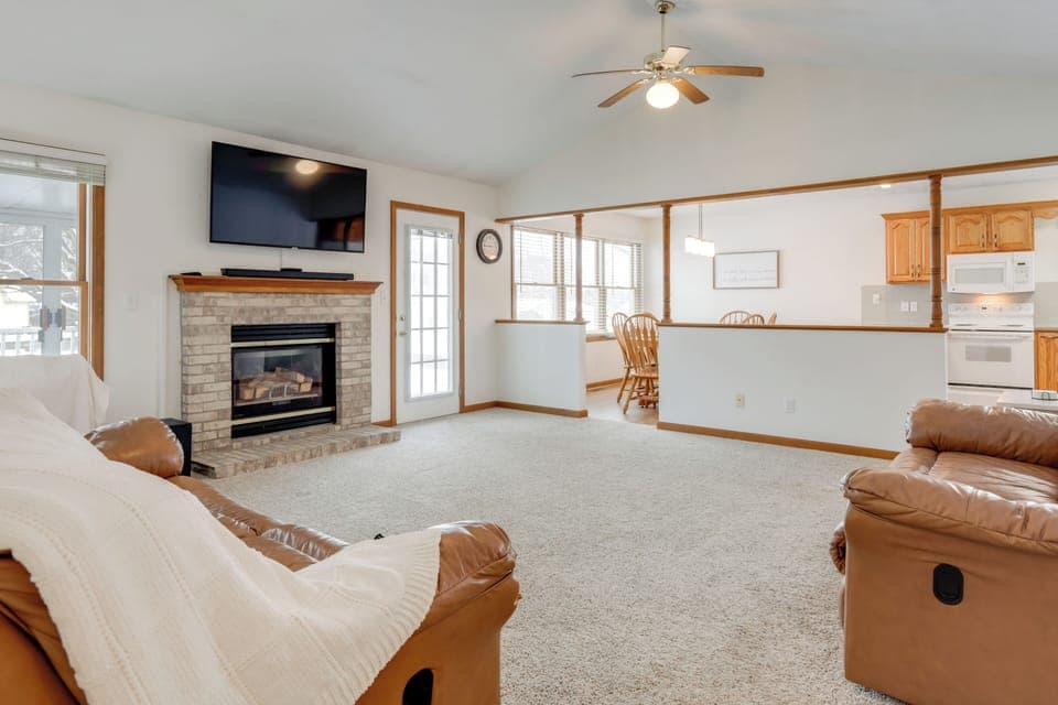 Living Room | Smart TV | Gas Fireplace | Central Heating & A/C | Free WiFi