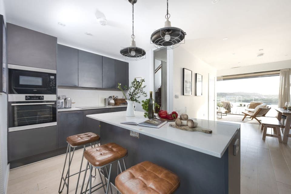 Kitchen with central island - 10 Cannery Row