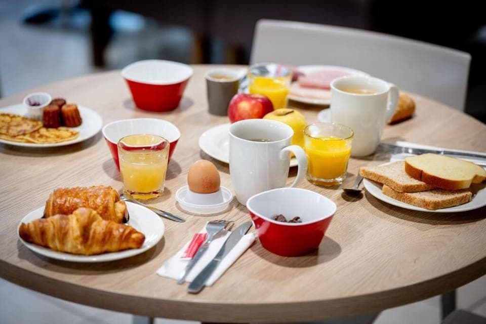 Daily buffet breakfast (EUR 9.90 per person)