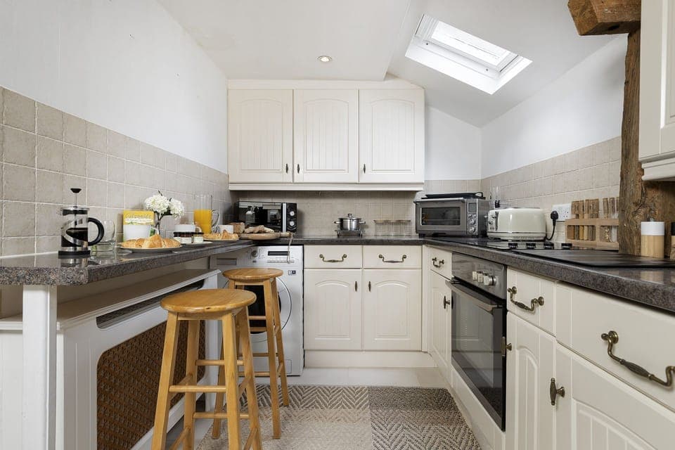 Honeysuckle Cottage Kitchen - StayCotswold