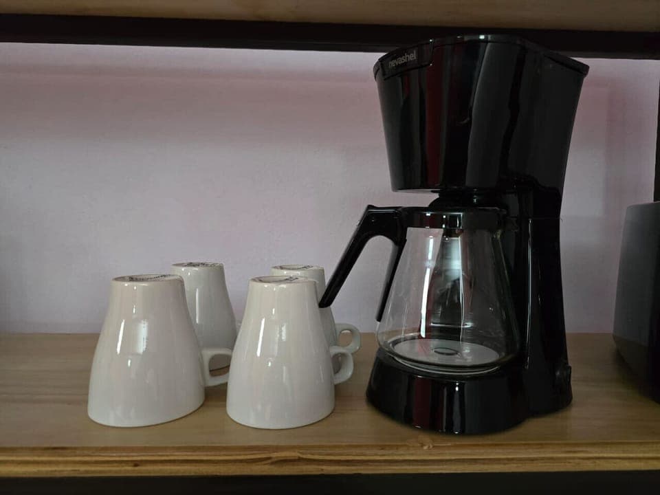 Suite Roja privada para 3 personas con cocineta equipada y baño propio.