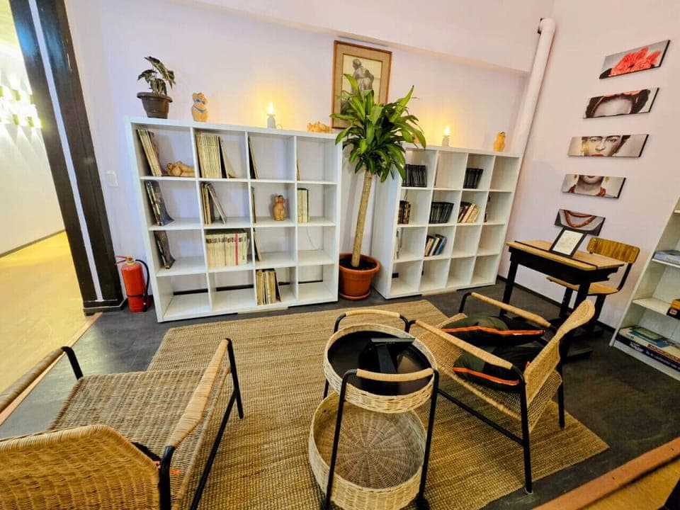 Zona de lectura común con luz natural, ideal para relajarse o trabajar.