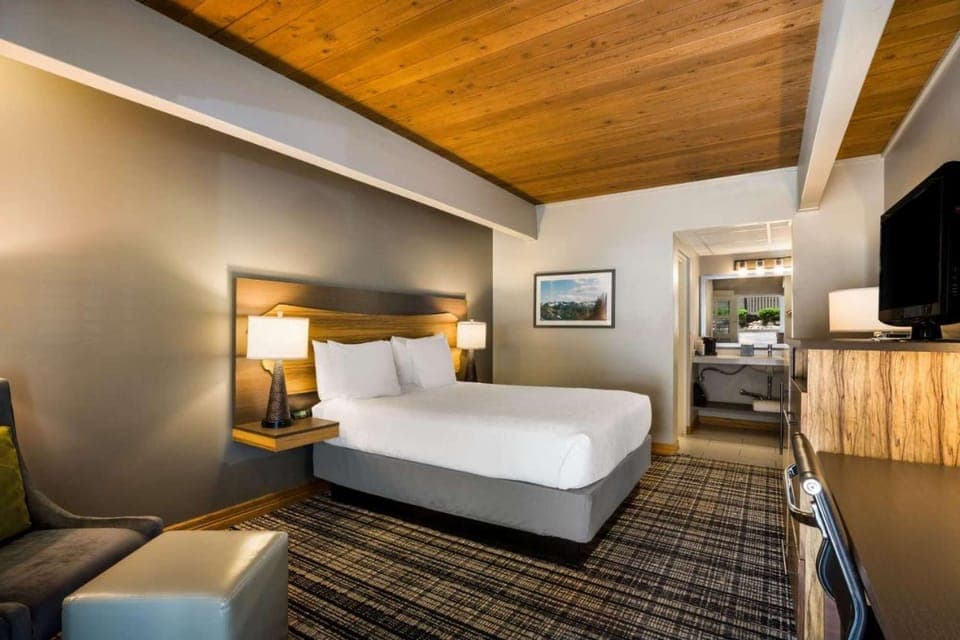 4. Queen Room
