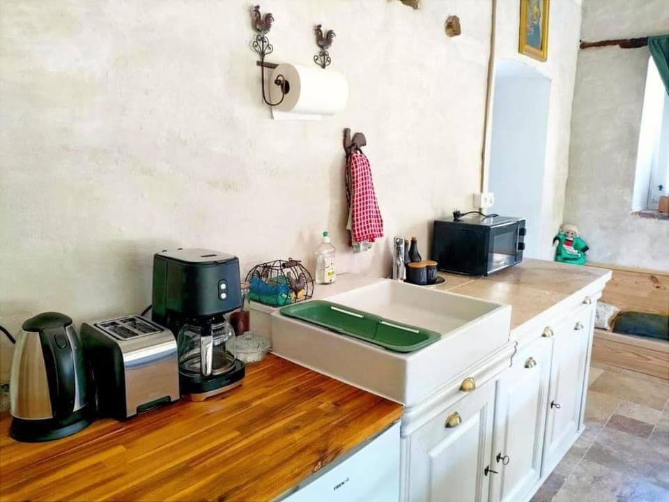 Family Cottage, Garden View | Private kitchen | Shared fridge, microwave, highchair