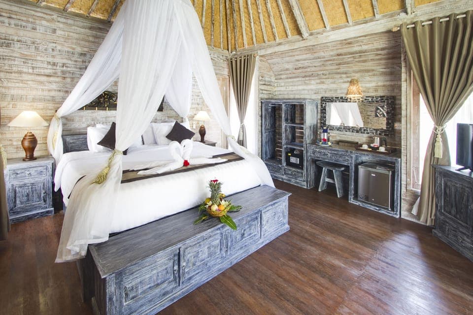 Premium bedding, minibar, in-room safe, desk