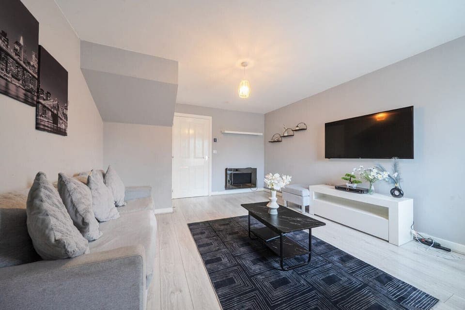 Arrive easily with clear access to the property and driveway parking.