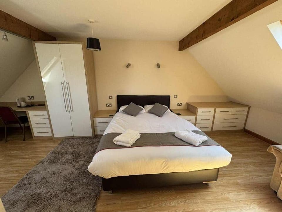 Deluxe Double Room, Non Smoking, Private Bathroom | Laptop workspace, free WiFi