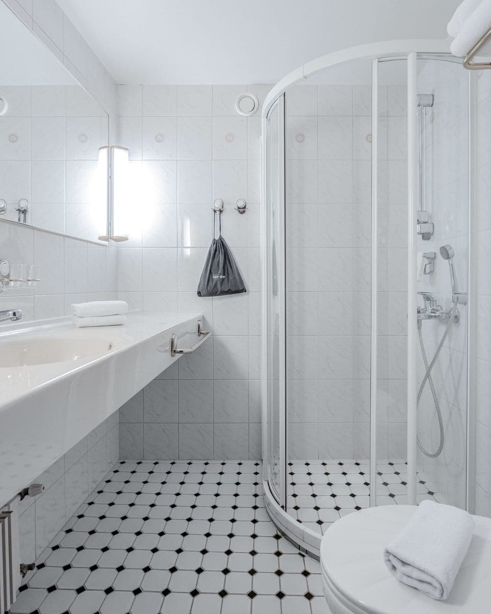 Economy Twin Room | Bathroom | Hair dryer, heated floors, towels, soap