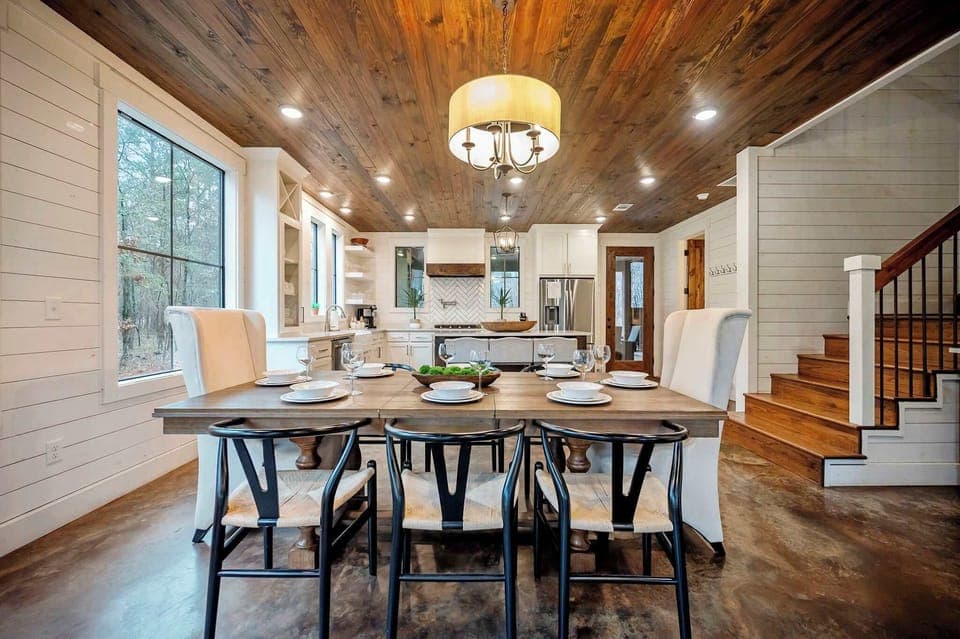 Dinner, brunch, or midnight snacks—this dining space makes every bite taste like a celebration. Stylish, cozy, and Instagram-ready, it’s basically a foodie paradise.