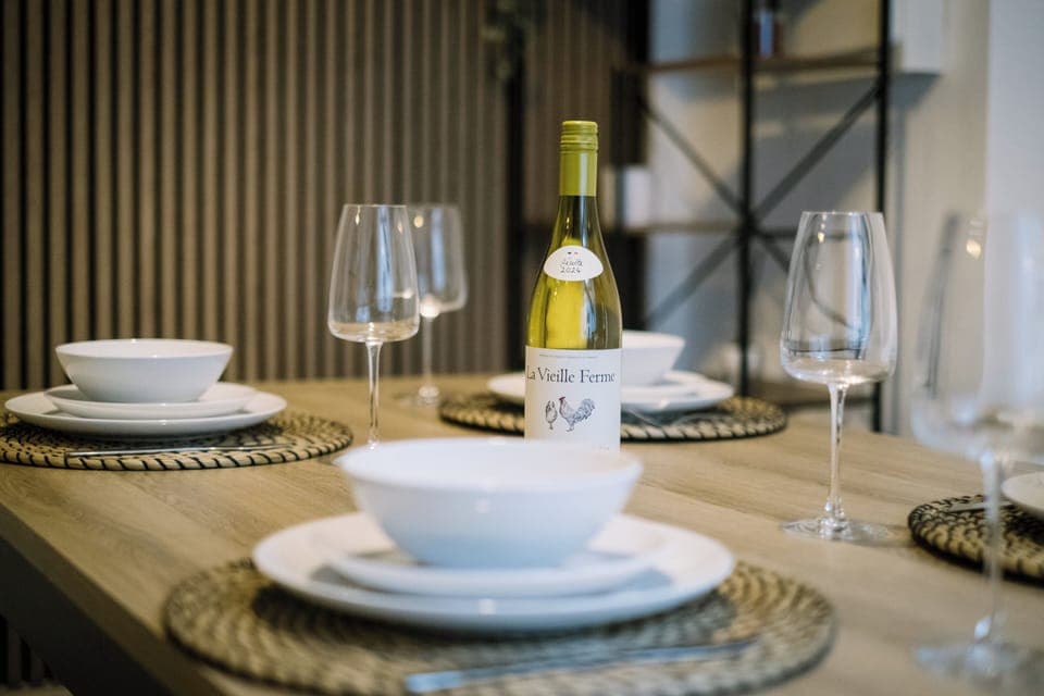 Apartment, 2 Bedrooms | Dining room