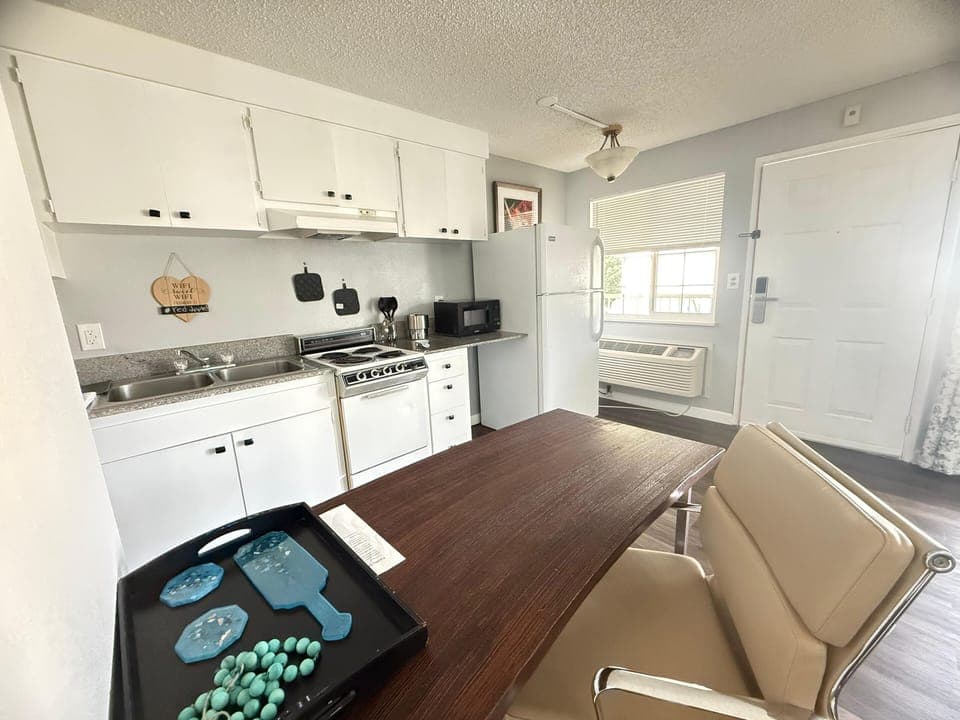 Standard Room, 1 Queen Bed, Non Smoking, Kitchen | Private kitchen | Microwave, coffee/tea maker