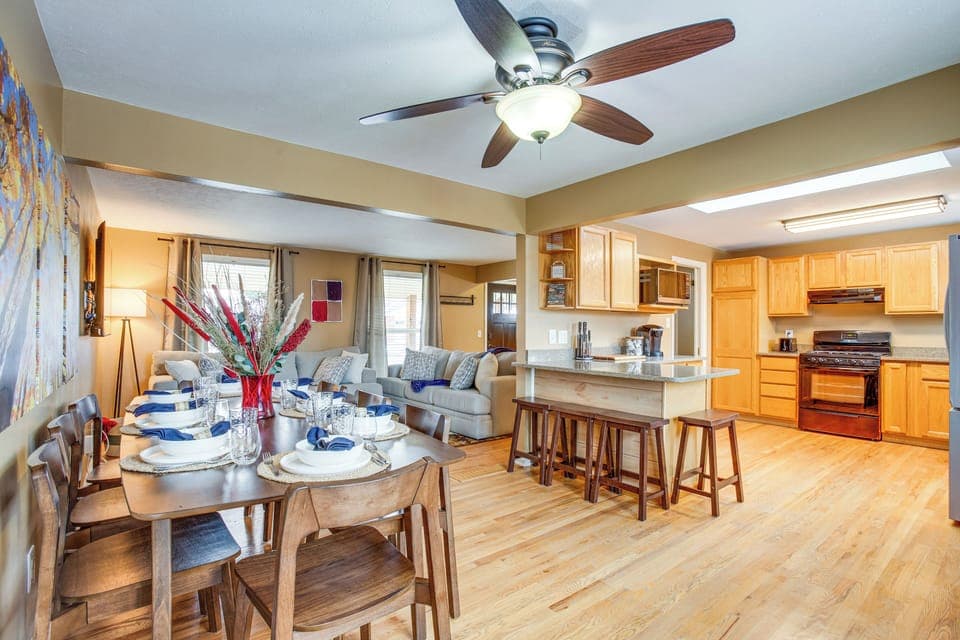Kitchen | Dining Table | Central Air Conditioning/Heat