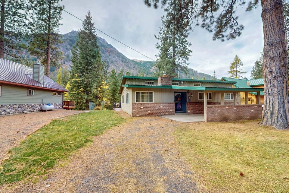 70 Riverbend cabin at Wallowa Lake