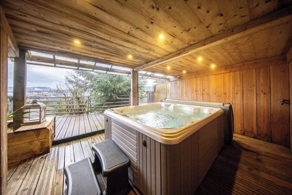Indoor spa tub