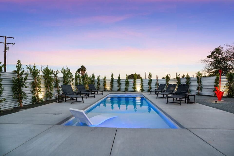 Palm Springs Sunview Escape—funky, remodeled retreat with mountain views, minutes to downtown. By Rather Be Properties