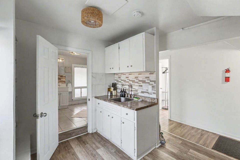 Clean, functional, and easy to use, this kitchen is set up for quick breakfasts, simple meals, or a relaxed dinner after a full day out. Everything you need, right where you need it.