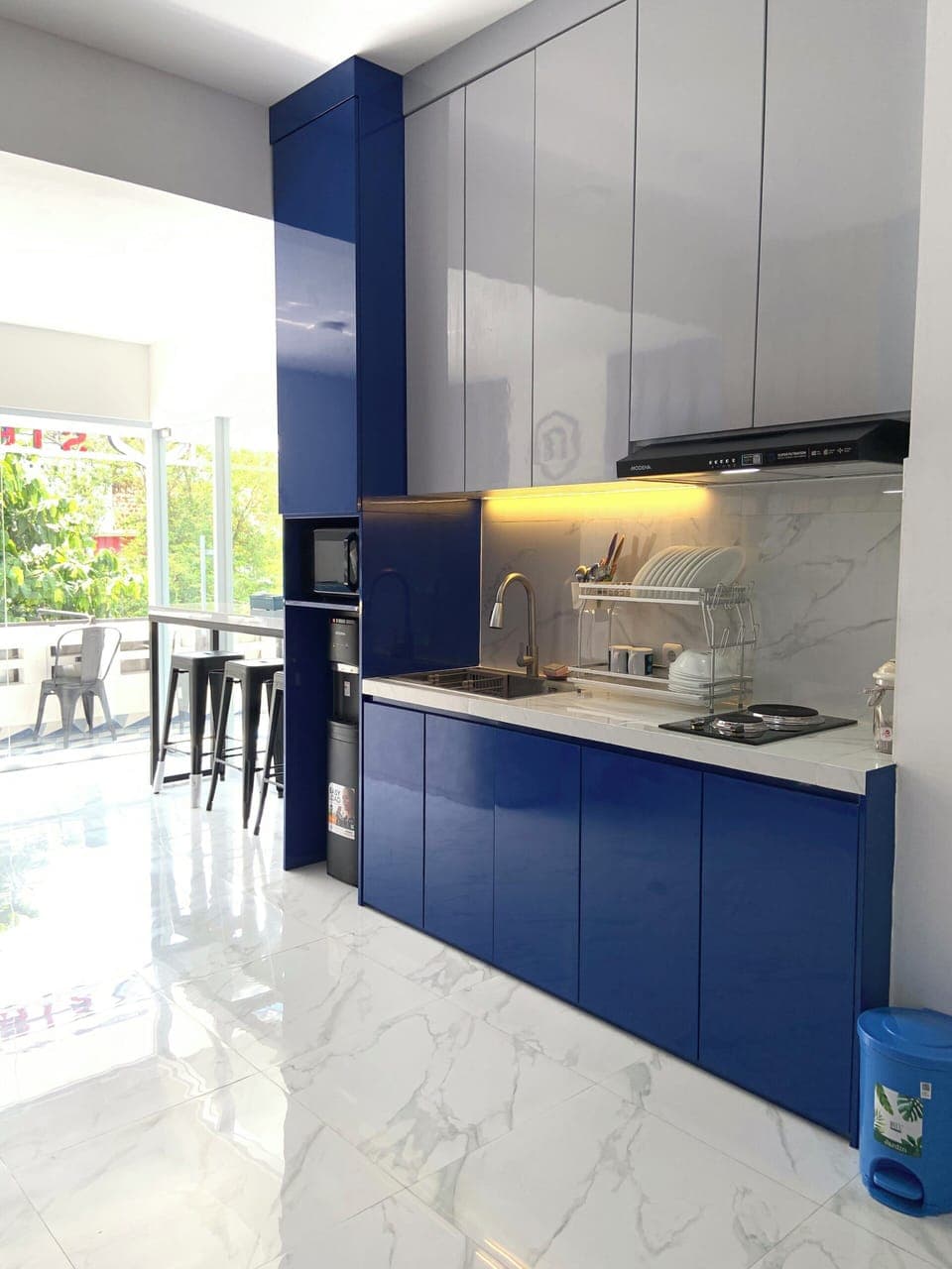 Microwave, stovetop, dishwasher, cookware/dishes/utensils