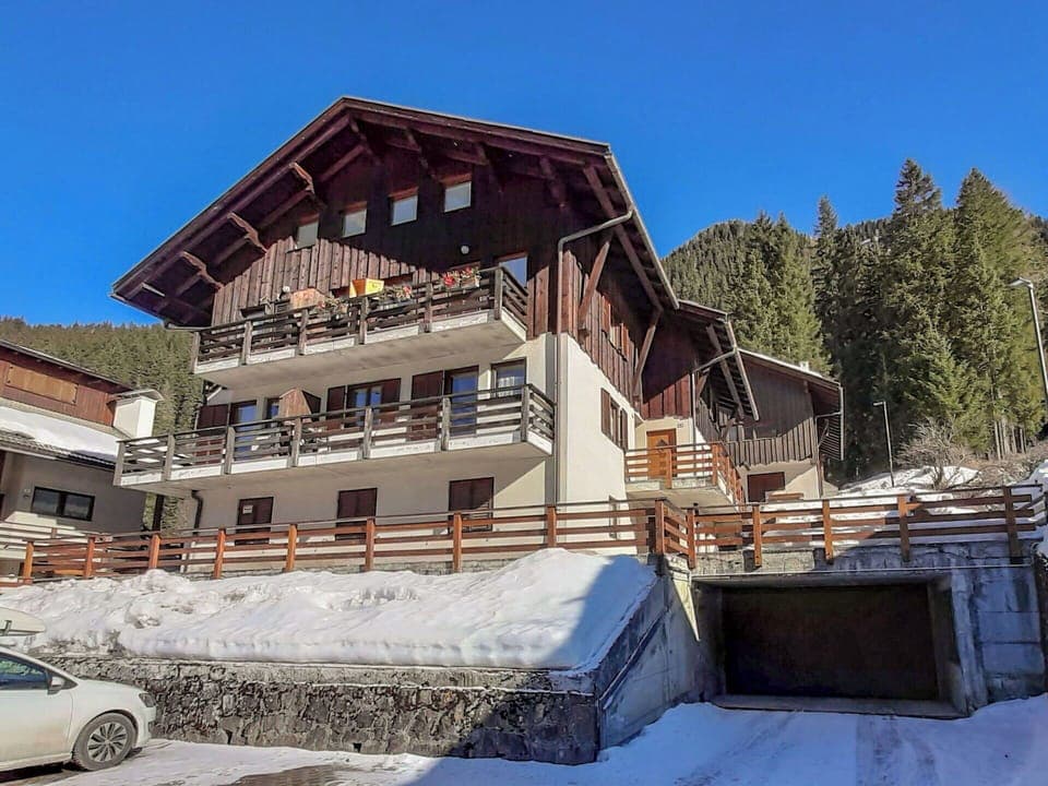 Wood, Furniture, Flooring, Interior Design, Floor, Ceiling, Apartment, Room, Wood Stain, Chair