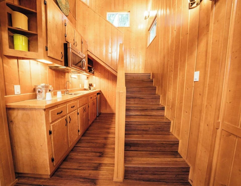 Eagle Cottage | Private kitchen | Microwave, coffee/tea maker, toaster, cookware/dishes/utensils