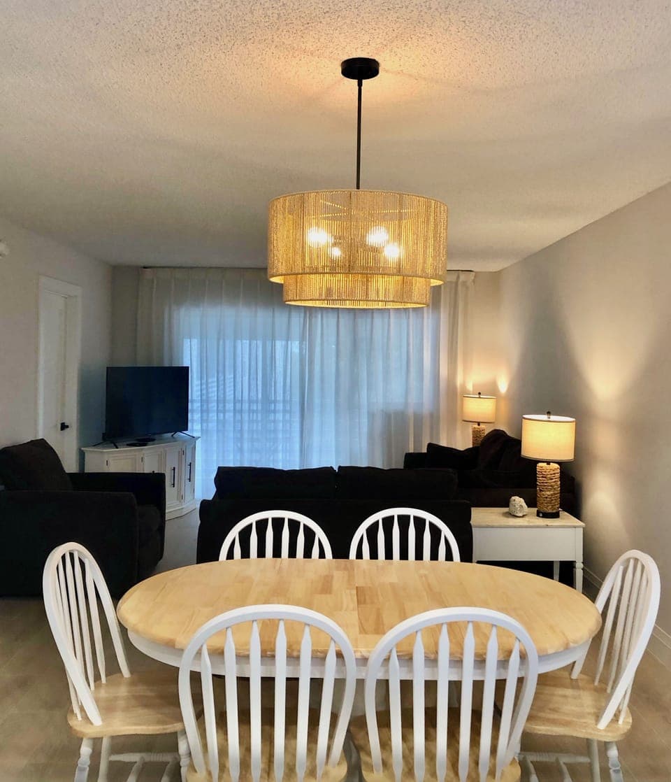 Dining area (seats 6)