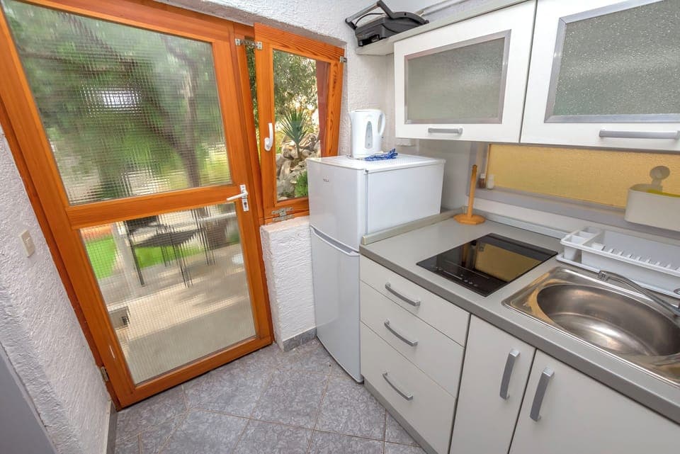 Studio (A1) | Private kitchen | Fridge, stovetop, electric kettle, cookware/dishes/utensils