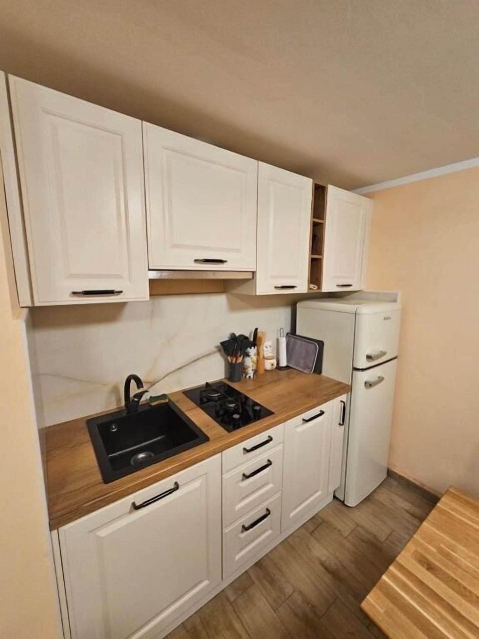 House | Private kitchen | Fridge, microwave, oven, stovetop