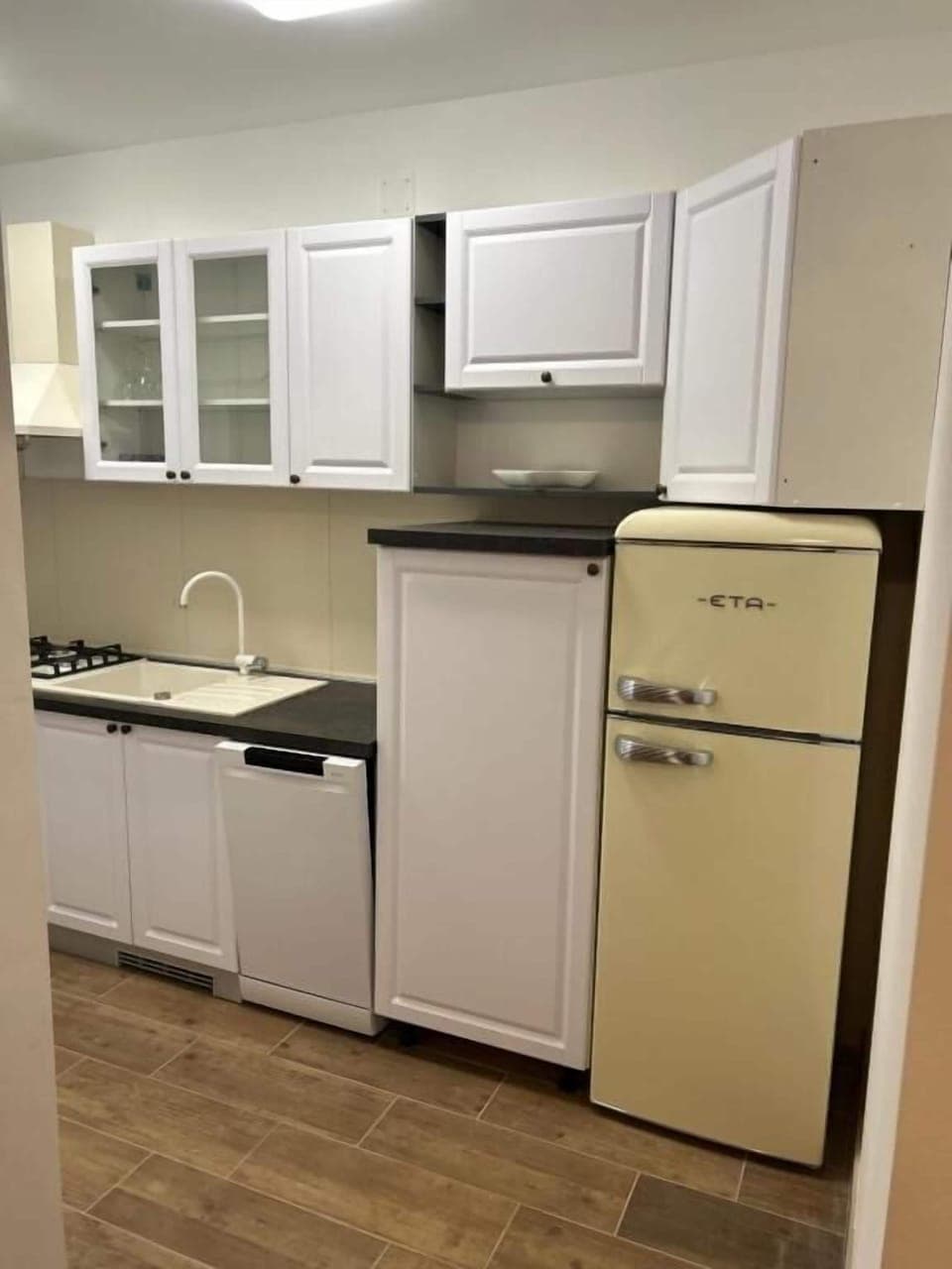 House | Private kitchen | Fridge, microwave, oven, stovetop