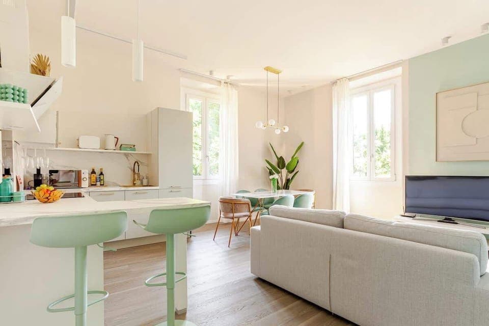 Zona snack con sgabelli per colazione o una veloce merenda