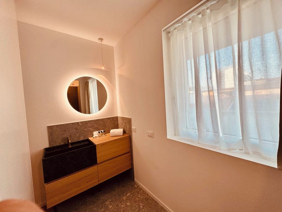 Panoramic Suite, Sea View | Bathroom | Shower, free toiletries, hair dryer, bathrobes