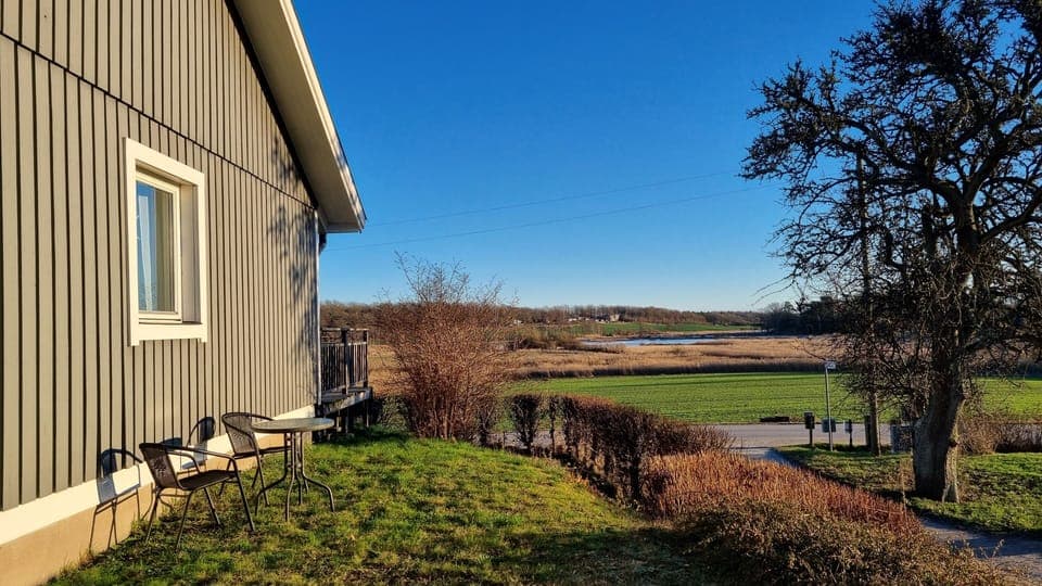 Sitzecke vor dem Haus mit Aussicht über Felder und Wiesen