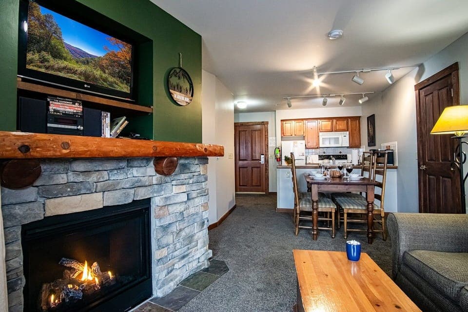 Condo, 1 Queen Bed with Sofa bed, Pool Access, Mountain View (1 Br: Rimfire 323) | Living area