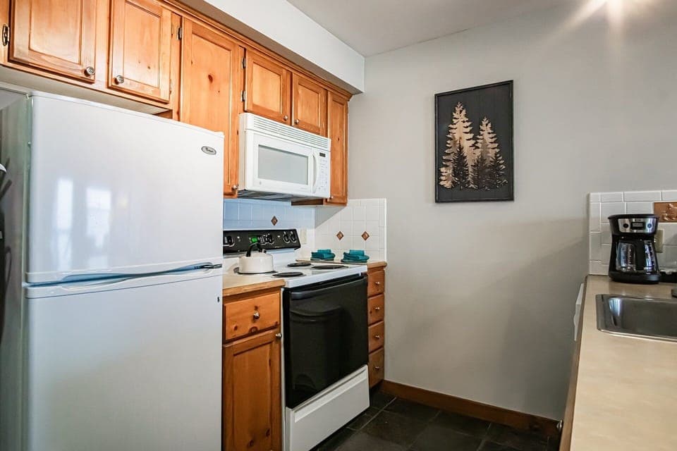 Condo, 1 Queen Bed with Sofa bed, Pool Access, Mountain View (1 Br: Rimfire 323) | Private kitchen