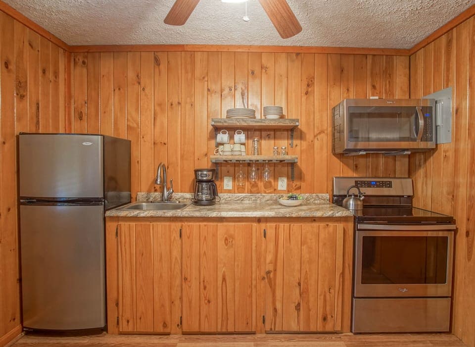 House, 1 Queen Bed with Sofa bed, Balcony, Mountain View (1 Br: Stemwinder 6B) | Private kitchen