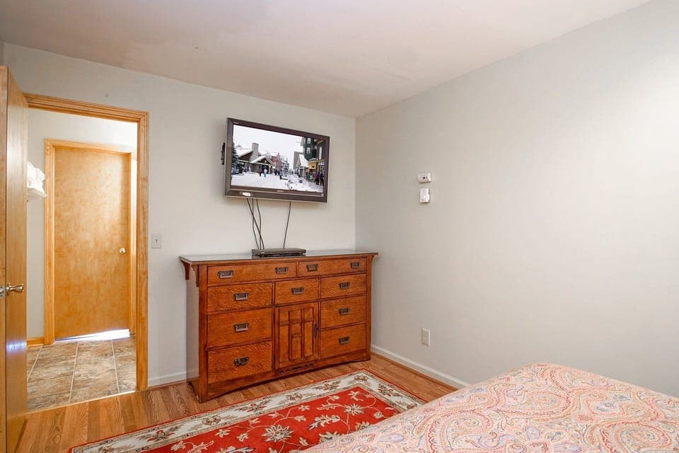 House, 1 Queen Bed with Sofa bed, Balcony, Mountain View (1 Br: Stemwinder 6B) | 1 bedroom, individually decorated, individually furnished, bed sheets