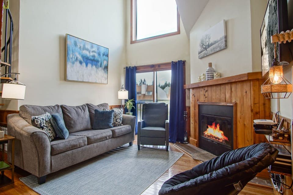Condo, Multiple Beds, Fireplace, Mountain View (1 Br Plus Loft : Whistlepunk 44) | Living area