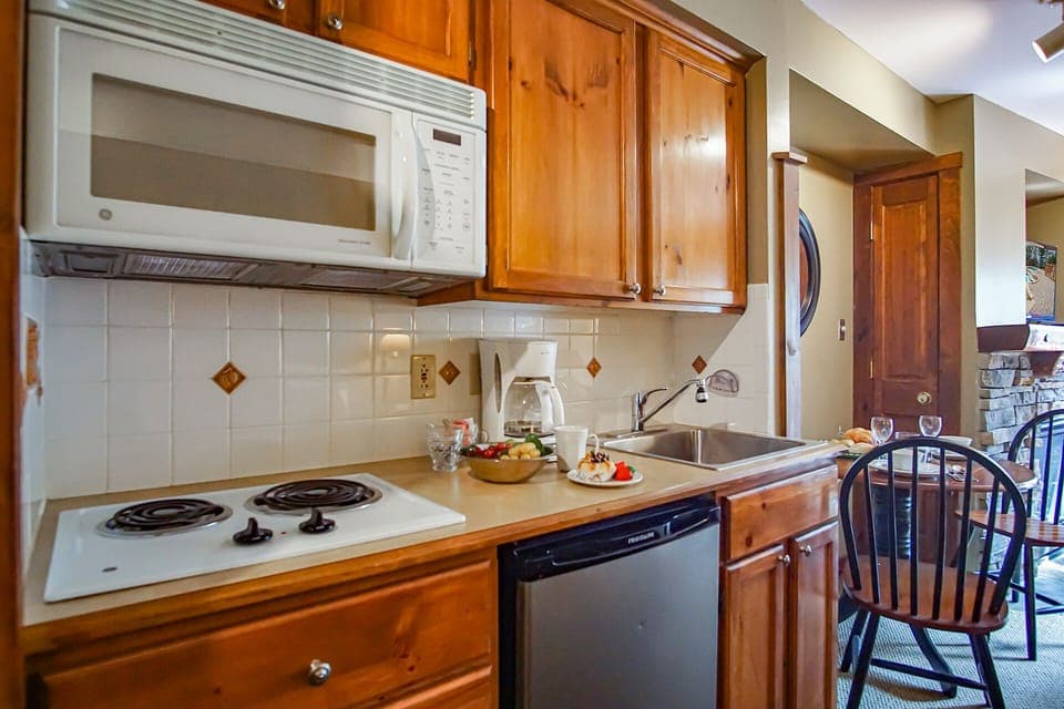 Condo, 1 Queen Bed with Sofa bed, Pool Access, Mountain View (1 Br Junior Studio: Rimfire 258) | Private kitchen