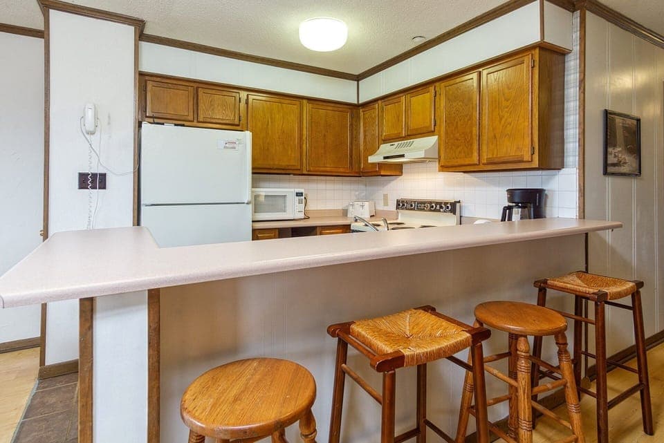 Condo, Multiple Beds, Fireplace, Mountain View (3 Br: Summit 304 C) | Private kitchen