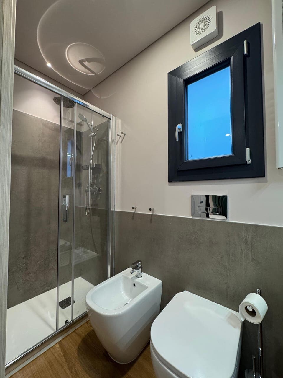 Mobile Home, Mountain View | Bathroom | Shower, free toiletries, hair dryer, towels