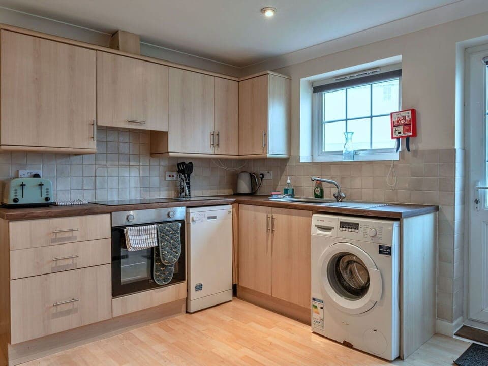 Washing Machine, Major Appliance, Flooring, Kitchen Appliance, Wood, Interior Design, Cabinetry, Floor, Kitchen, Countertop