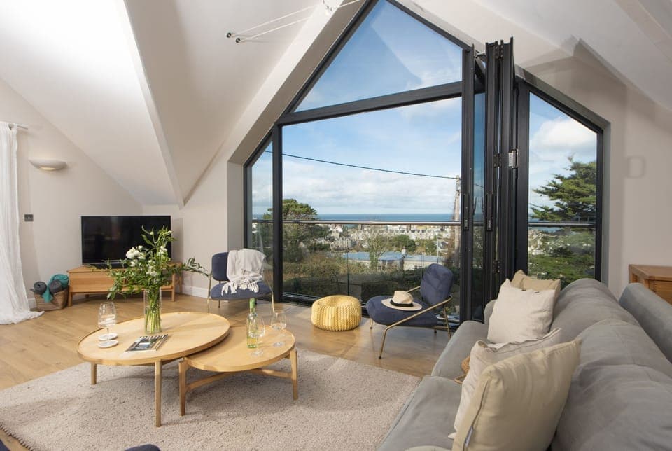 Living room with tri fold doors and sea views - Cloud 10